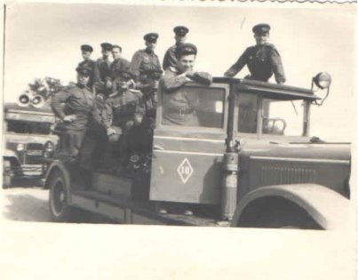 Михеев А. М. (второй справа, на машине) во время службы в пожарной охране в г. Рыбинске